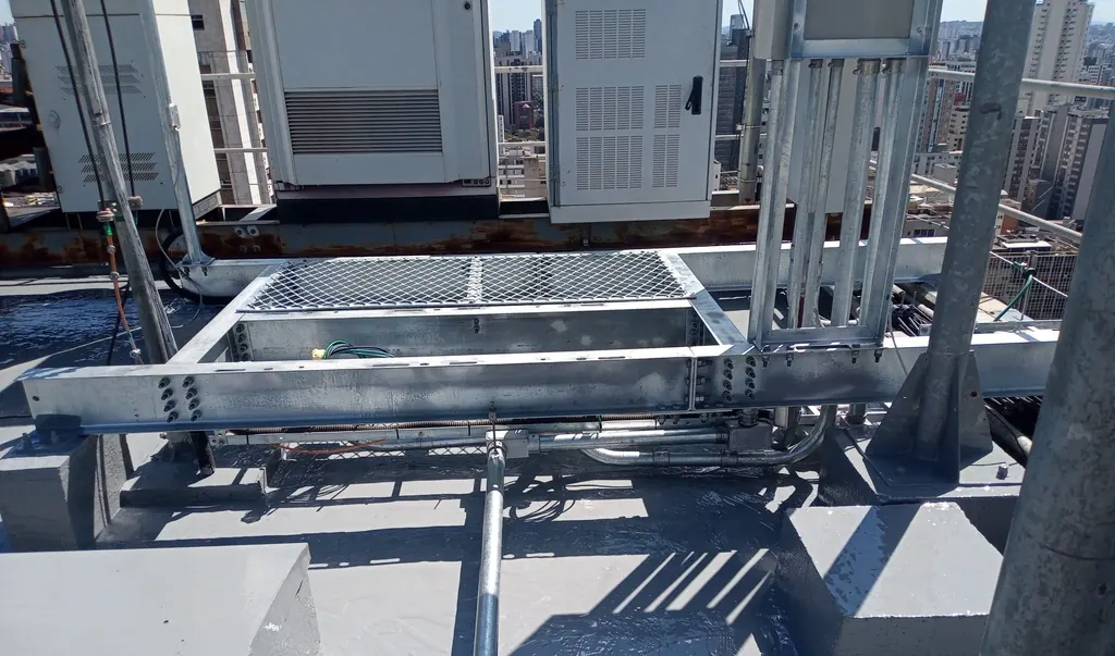 Plataforma metálica de equipamentos em cobertura, com gabinetes outdoor
